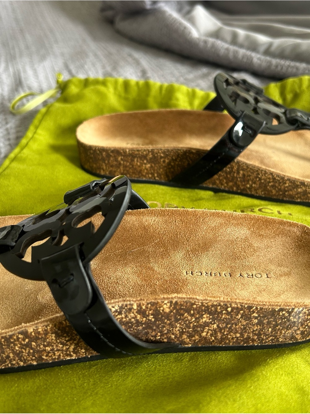 Tory Burch Black Patent Logo Thong Sandals with Tan Footbed - Picture 7 of 8